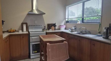 Three Bedroom Family Home - Photo 4