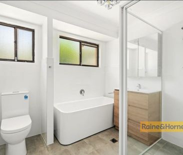 MODERN 3 BEDROOM HOME WITH DOUBLE GARAGE - Photo 2