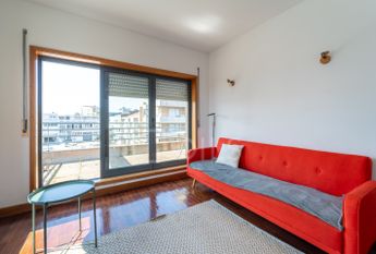 Apartamento T1 com terraço e lugar de garagem situado no Campo Alegre