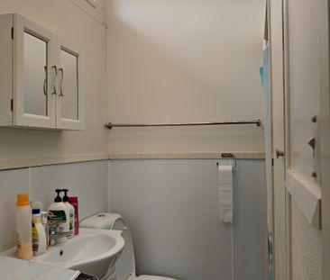 Tidy One Bedroom In Regent - Photo 5
