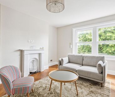 SHORT LET: A beautifully presented two-bedroom split-level apartment, ideally situated on the highly desirable Friars Stile Road in the heart of Richmond. - Photo 3