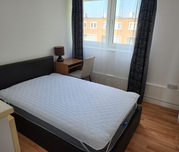 Studio Flat, Billington House, SW8 - Photo 2