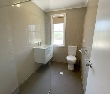 Three bedroom home in Fantastic Location! - Photo 3