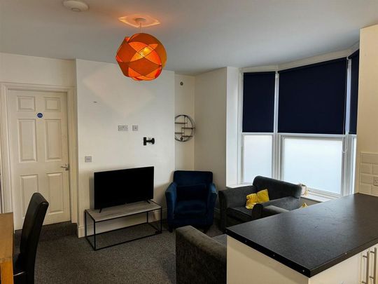 1 bedroom in a house share to rent - Photo 1