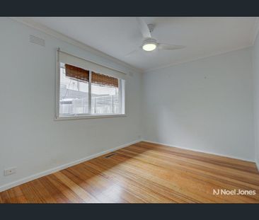 FANTASTIC FIND IN CONVENIENT LOCATION - Photo 5