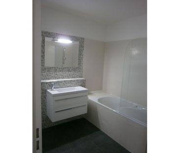 Location Appartement 2 pièces 43m² ST DENIS 97400 - Photo 2