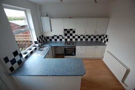 2 bedroom end of terrace house to rent - Photo 3
