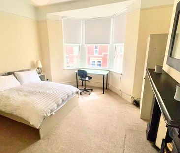 3 bedroom flat to rent - Photo 4