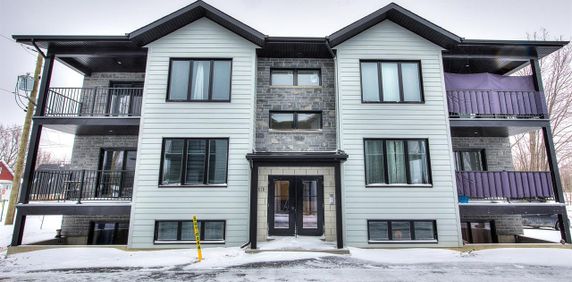 Appartement Saint-Zotique À Louer - Photo 2