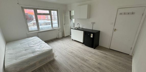 Studio Flat, Village Way East, HA2 - Photo 2