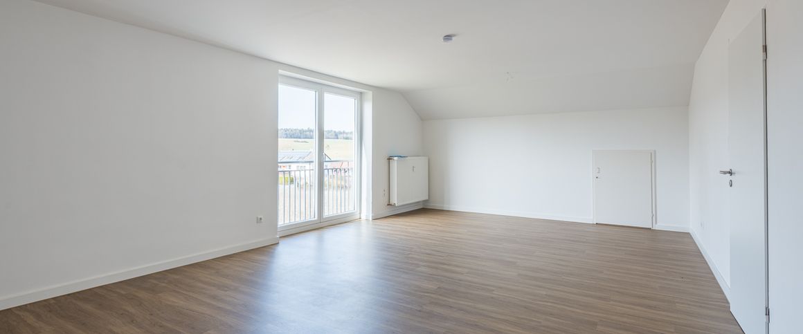 Top-sanierte Dachgeschosswohnung mit Garage und EBK in idyllischer Lage - Foto 1