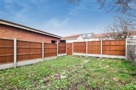 Vaughan Gardens, Ilford, IG1 - Photo 5
