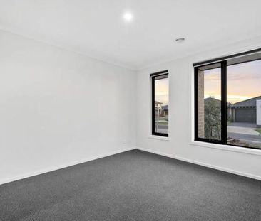 Modern Four-Bedroom Home with Double Garage & Contemporary Finishes - Photo 4