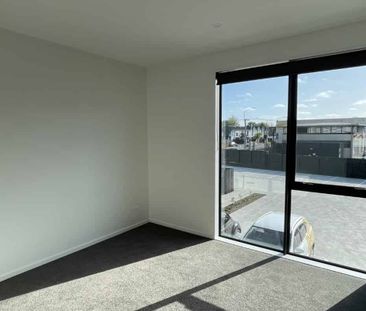 2 bedroom apartment close to the palms! - Photo 2