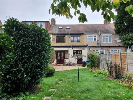 4 Bed Terraced House, Spearpoint Gardens, IG2 - Photo 5