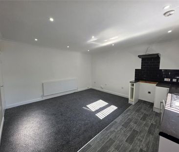 2 bedroom end of terrace house to rent - Photo 2