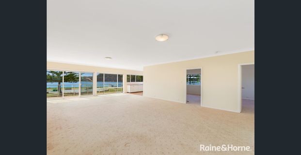 TOP FLOOR APARTMENT IN PRIME POSITION! - Photo 1