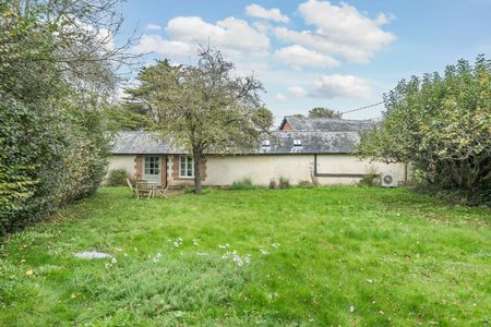 A beautifully refurbished cottage with countryside views. - Photo 3