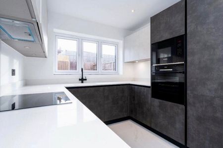 4 bed terraced house to rent in Chapel Croft, Kings Langley, WD4 - Photo 5