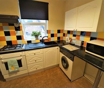 Flat 2, 18 Wellington Square, NG7 1NG, NOTTINGHAM - Photo 2