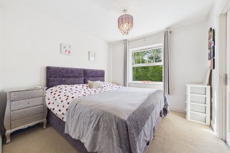 2 bedroom Flat in Ulric House, Fleet - Photo 2