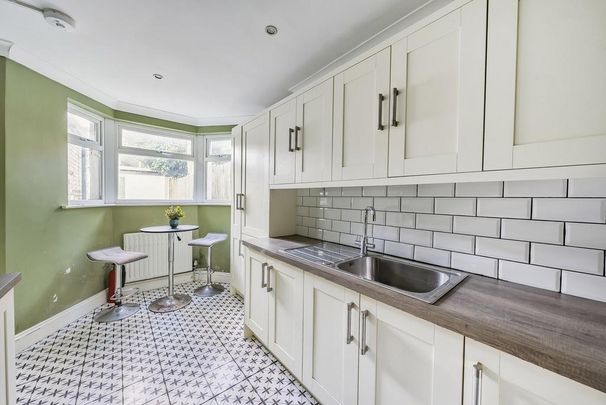 4 bedroom flat to rent - Photo 1