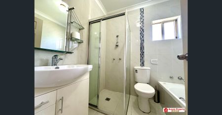 Stunning & Spacious Three-Level Townhouse Plus Study in a Quiet Street, Prime Enfield Location - Photo 4