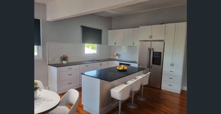 Spacious Dual-Level Family Home with 6 Bedrooms – Newly Renovated Downstairs - Photo 4