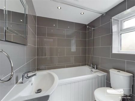 3 Bed Terraced House, Donnington Gardens, RG1 - Photo 2