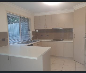 Modern townhouse close to town and shops - Photo 1