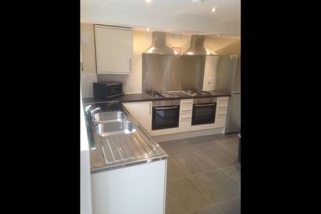 Room in a Shared House, Mulberry Way, IG6 - Photo 3