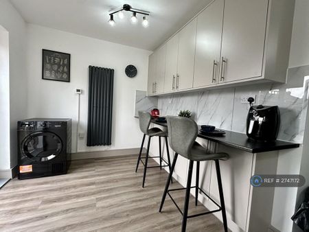 1 bedroom in a house share to rent - Photo 4