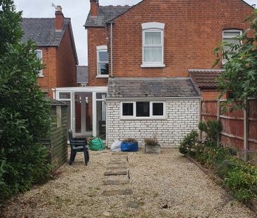 6 bedroom, 1 en-suite house - Photo 1