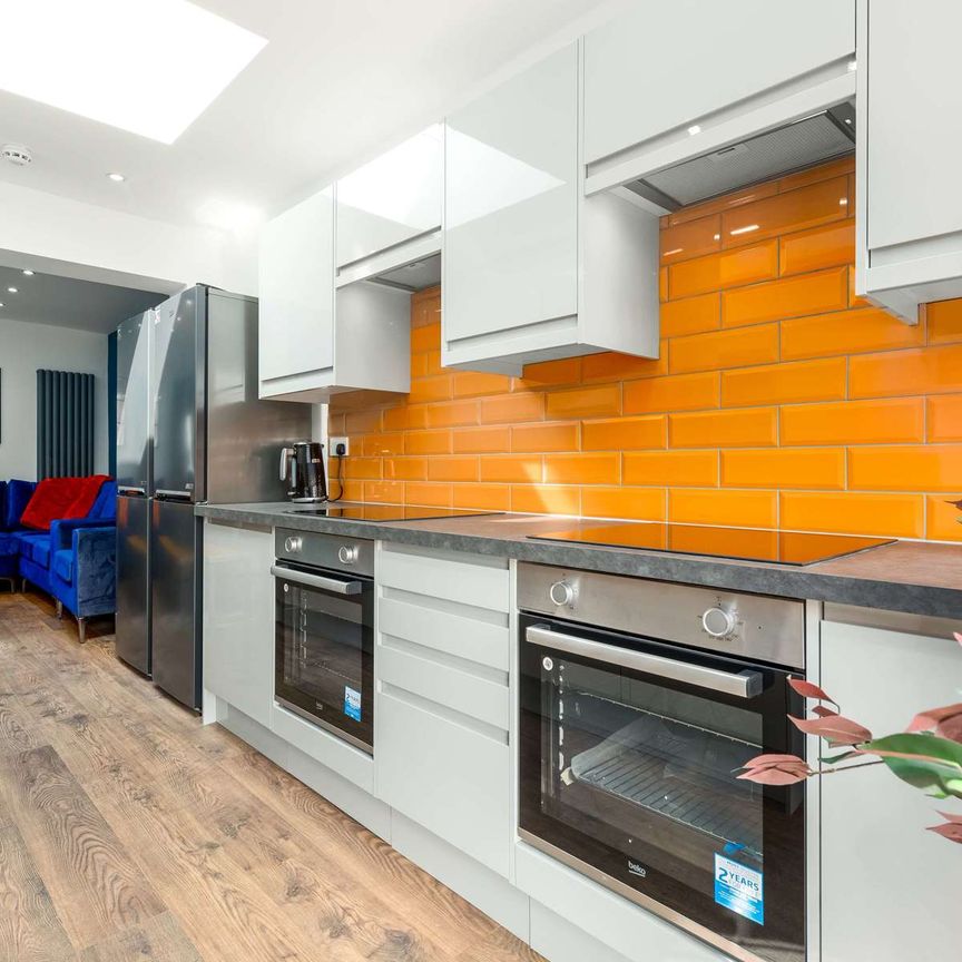 OX Living is proud to present this high-quality 7-bedroom co-living property, perfect for working professionals looking for stylish, stress-free living. Room 4 - Photo 1