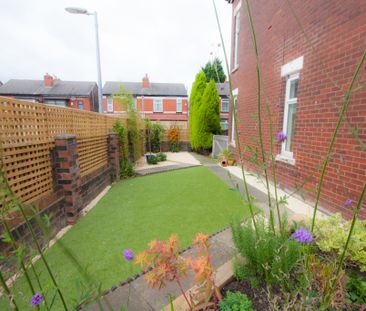 🏥 10 Min Walk to Salford Royal | 5-Bed Houseshare - Photo 5