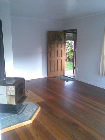 Tidy Three Bedroom Home - Photo 3