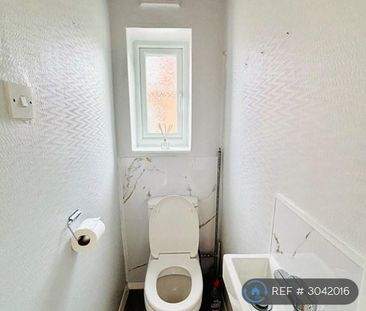 1 bedroom in a house share to rent - Photo 5
