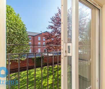 References Pending - 2 bed Flat - Photo 4