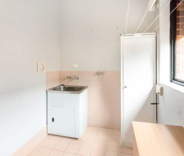 Bright, Friendly & Modern Three Bedroom Home in a Sought-After Loca... - Photo 3