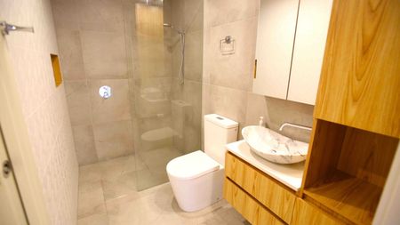 Ground Floor Apartment with Large Private Courtyard - Photo 5