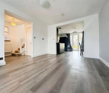 4 bedroom end of terrace house to rent - Photo 2