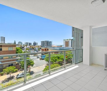 MODERN TWO BEDROOM, TWO BATHROOM, TWO CAR ACCOM - HEART OF PALM BEACH! - Photo 6