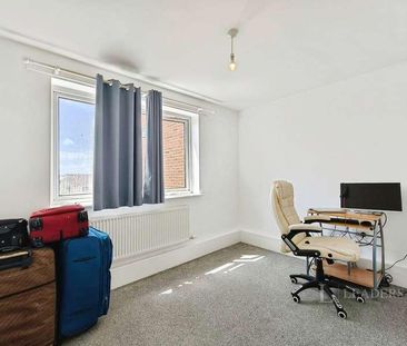Gladys Avenue, Portsmouth, Hampshire, PO2 - Photo 2
