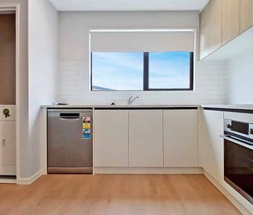 Unbelievable Bargain - 4 bdrms/2 bthrms/3 toilets - Photo 2