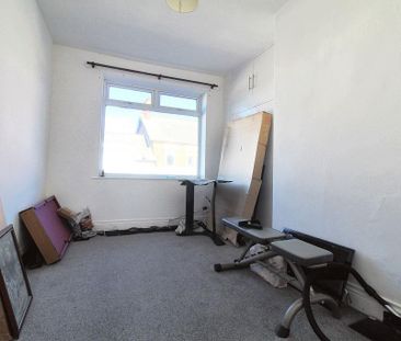 3 bedroom flat to rent - Photo 3