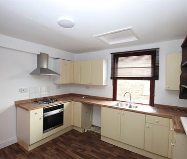 2 bedroom Maisonette to let - Photo 2