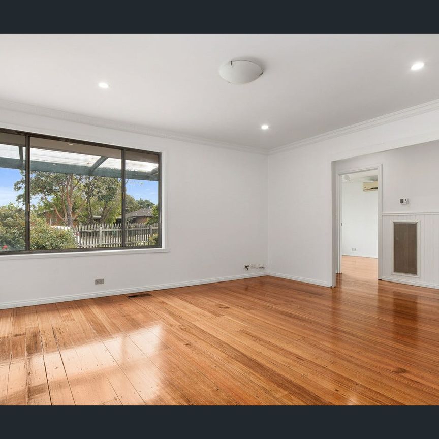 Spacious 5-Bed Family Home with Attic Room and Pool Maintenance Included - Photo 1