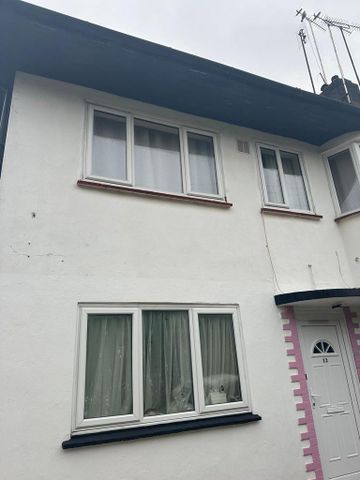 3 bedroom flat to rent - Photo 2