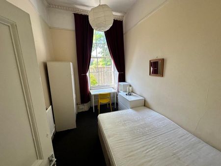 4 bedroom flat to rent - Photo 3