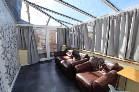 3 bedroom Semi-Detached House to let - Photo 3